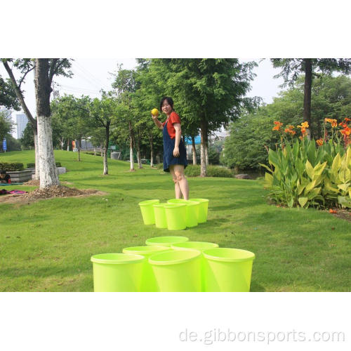 Giant Yard Pong mit haltbaren Eimern und Bällen